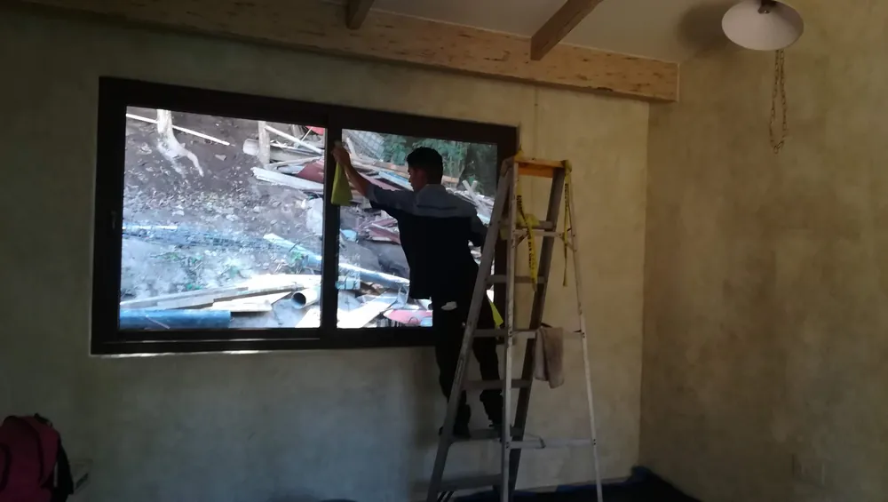 Técnicos desinfectando tina y superficies de un baño recién construido